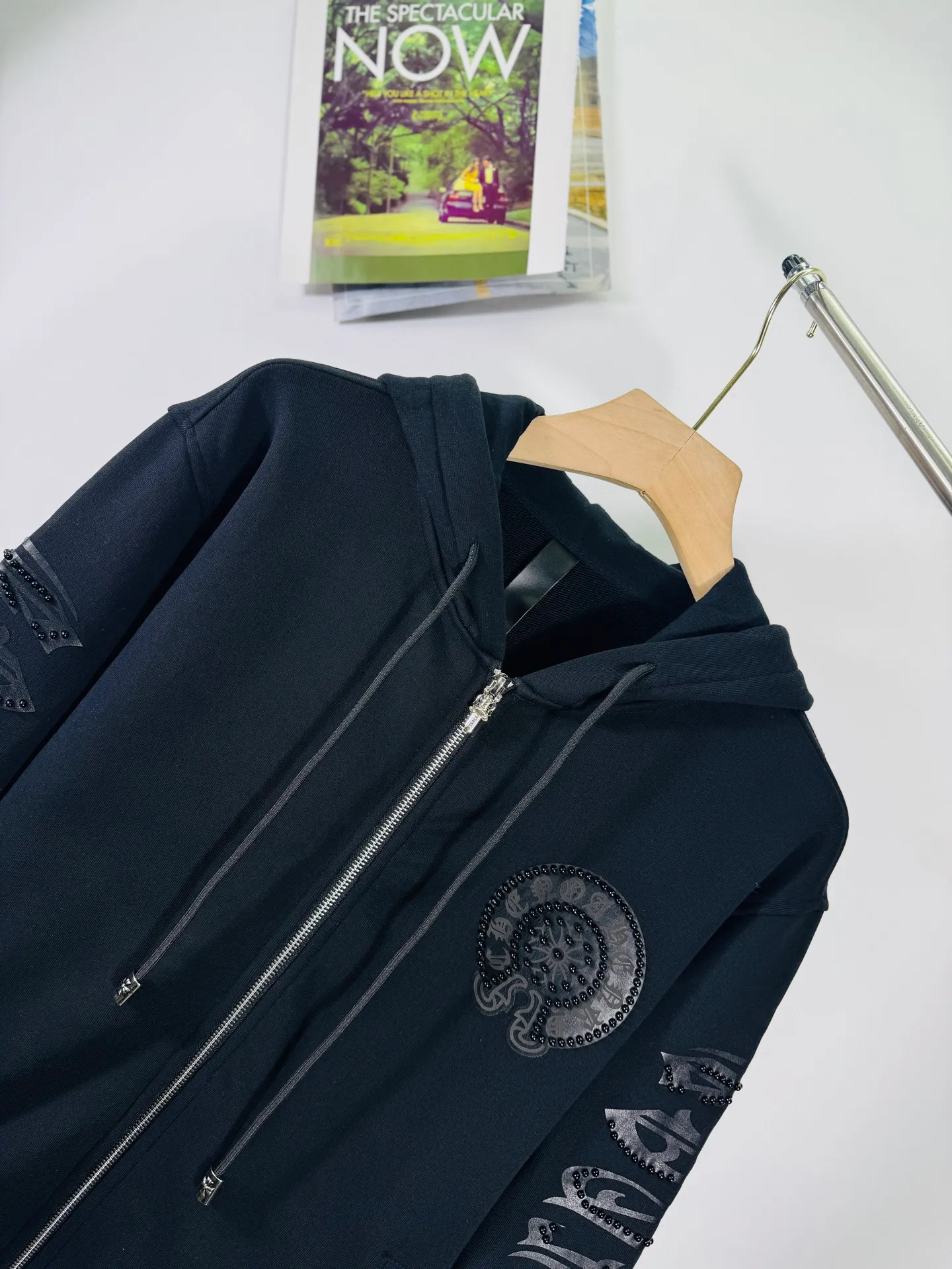 P340 top version, real shot without P, ​​different from market currency) 𝗖𝗵𝗿𝗼𝗺𝗲 𝗛𝗲𝗮𝗿𝘁𝘀/Cro Heart 2025 Rivets Autumn and Winter New Original Single Counter American Rivets 3D Three-dimensional Couple Casual Cardigan Sweatshirt 👑The highest version! Customized fabric 480g tripe terry fabric! American acid-washed and distressed original fabric with laser rivets. Best-selling model at the counter. Very comfortable to wear. Accessories: Original molded and authenticated collar label➕100% silk wash label. Genuine purchase-grade original hangtag➕matching hanging rope➕3D hanging beads➕original packaging bag. Craftsmanship: The original version has consistent wiring! The highest version of the armhole matching technique! Color: Black Size: S M L XL Style No.: 613